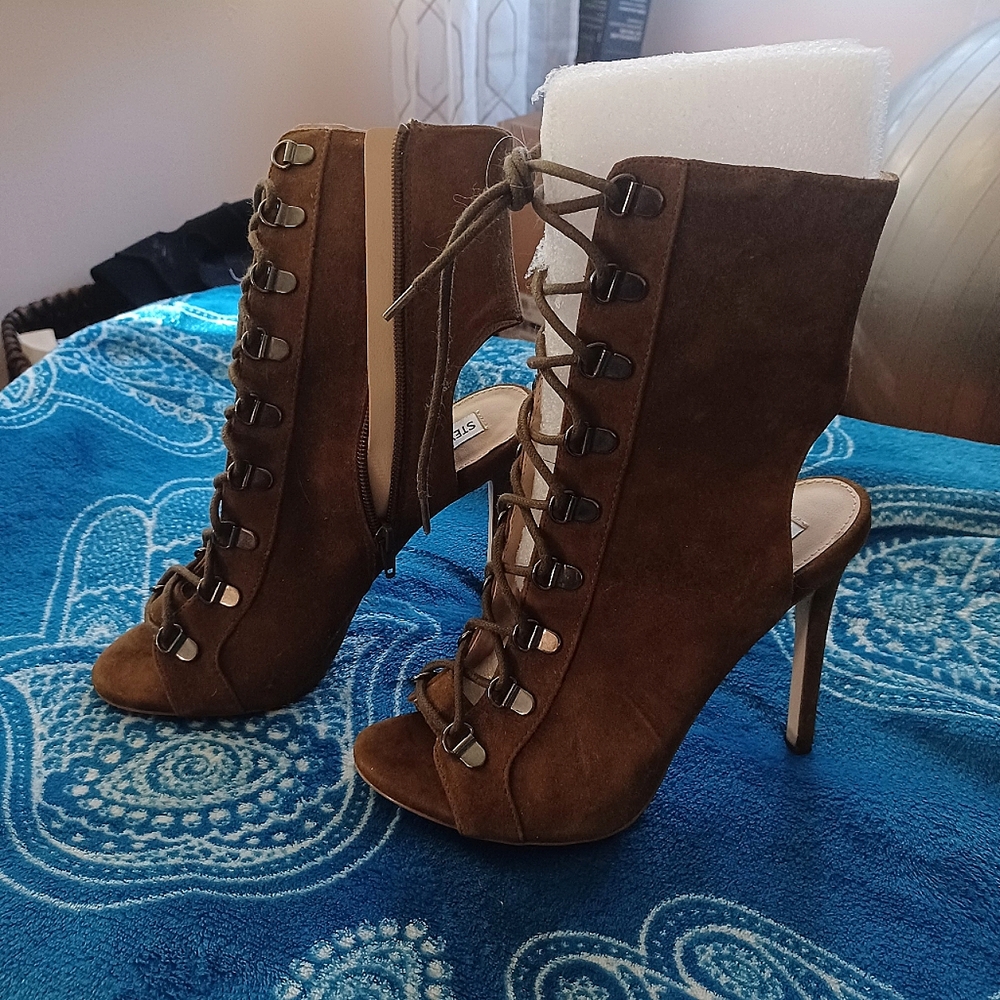 Steve Madden Suede peep toe Stilettos.